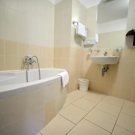 Camelot Club 3* Vác